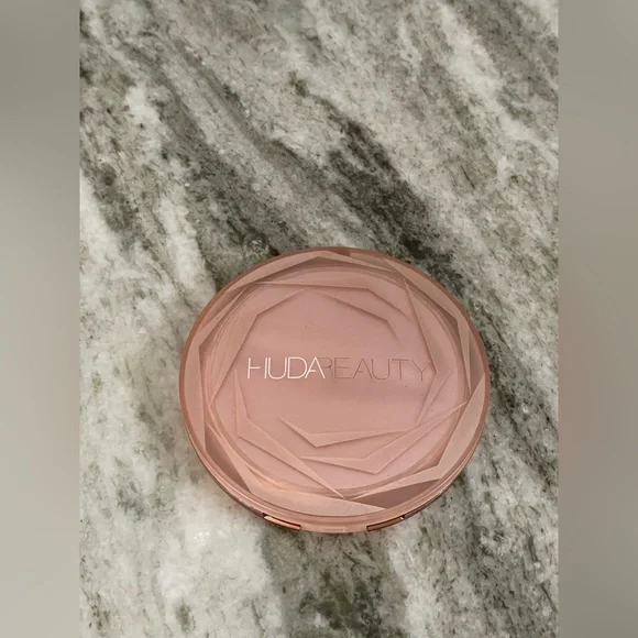 🥇HUDA BEAUTY N.Y.M.P. Highlighter, FLORA 
Very Rare!! Made in Italy - Picture 7 of 14